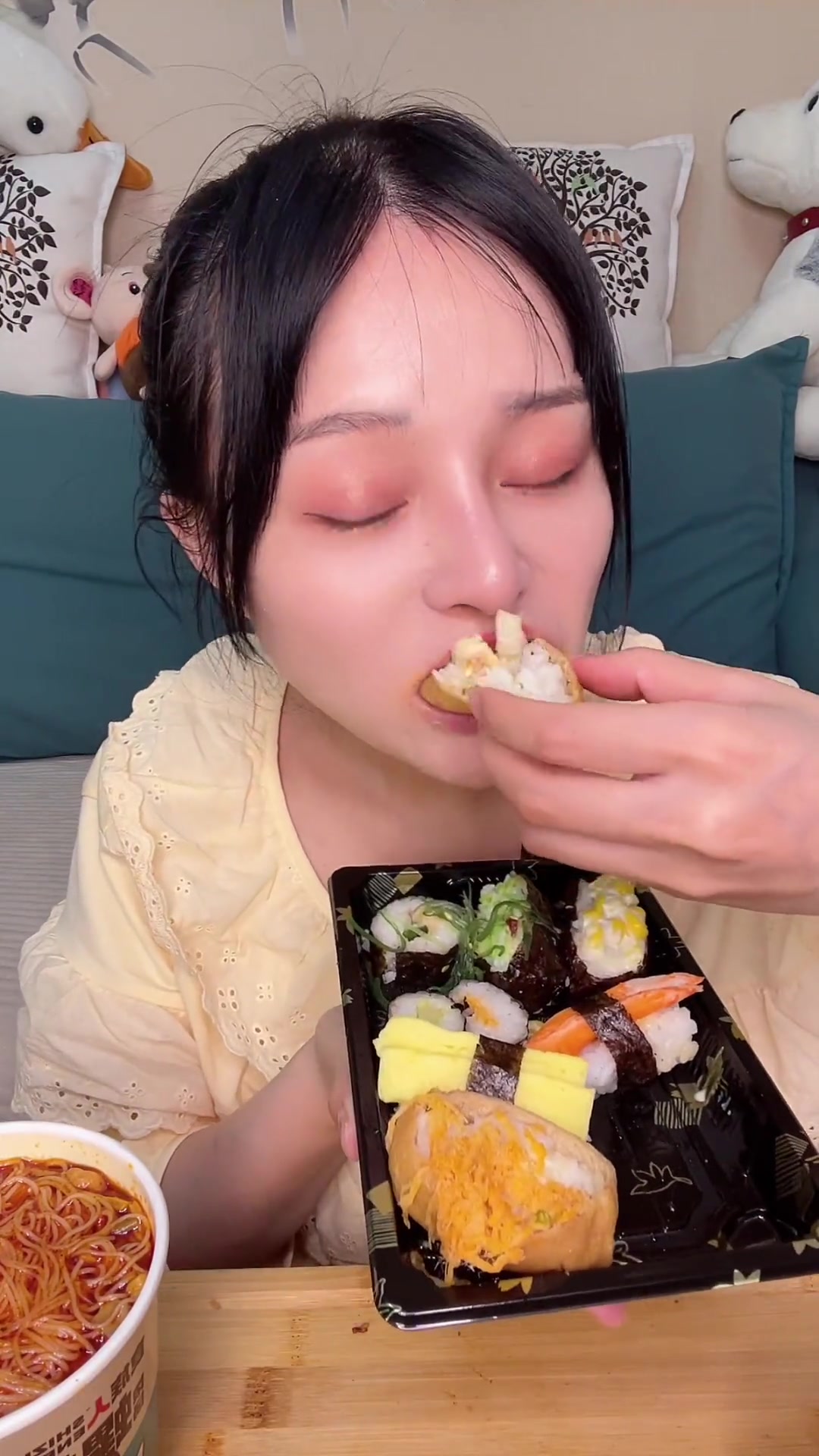 今天关东煮好齐全,大鸡腿真的吃不够,热爱各种肉串,甜品也都是粉粉的系列,满满春天的气……