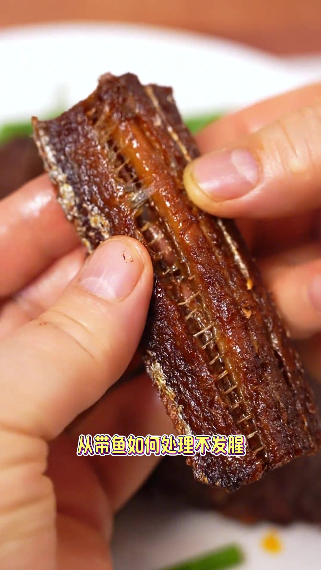 谁懂烙饼卷带鱼的妙处!热烙饼卷肉香骨酥带鱼,超地道