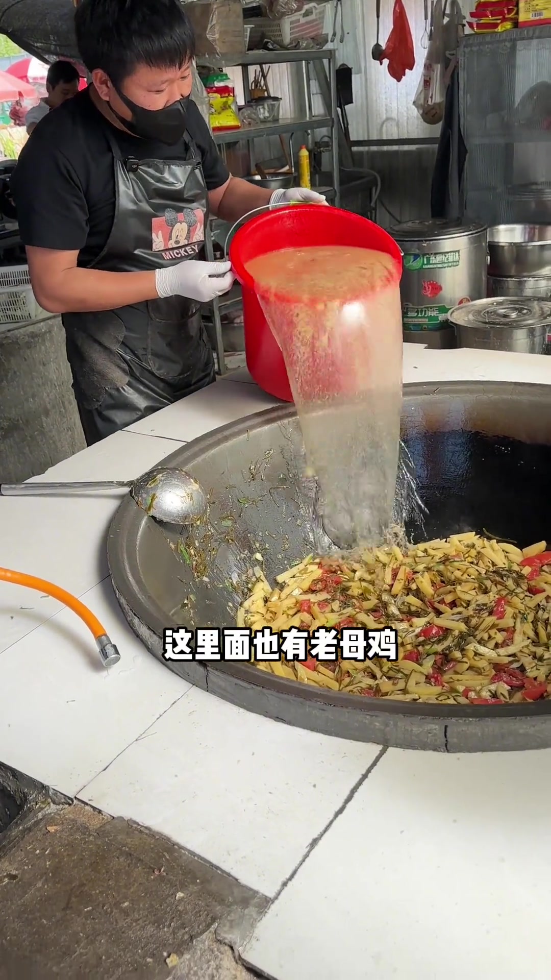 徐州大集面筋汤制作全过程,2元一碗,一锅100多碗,漏勺下鸡蛋,狼牙棒下面筋,这个场面太震