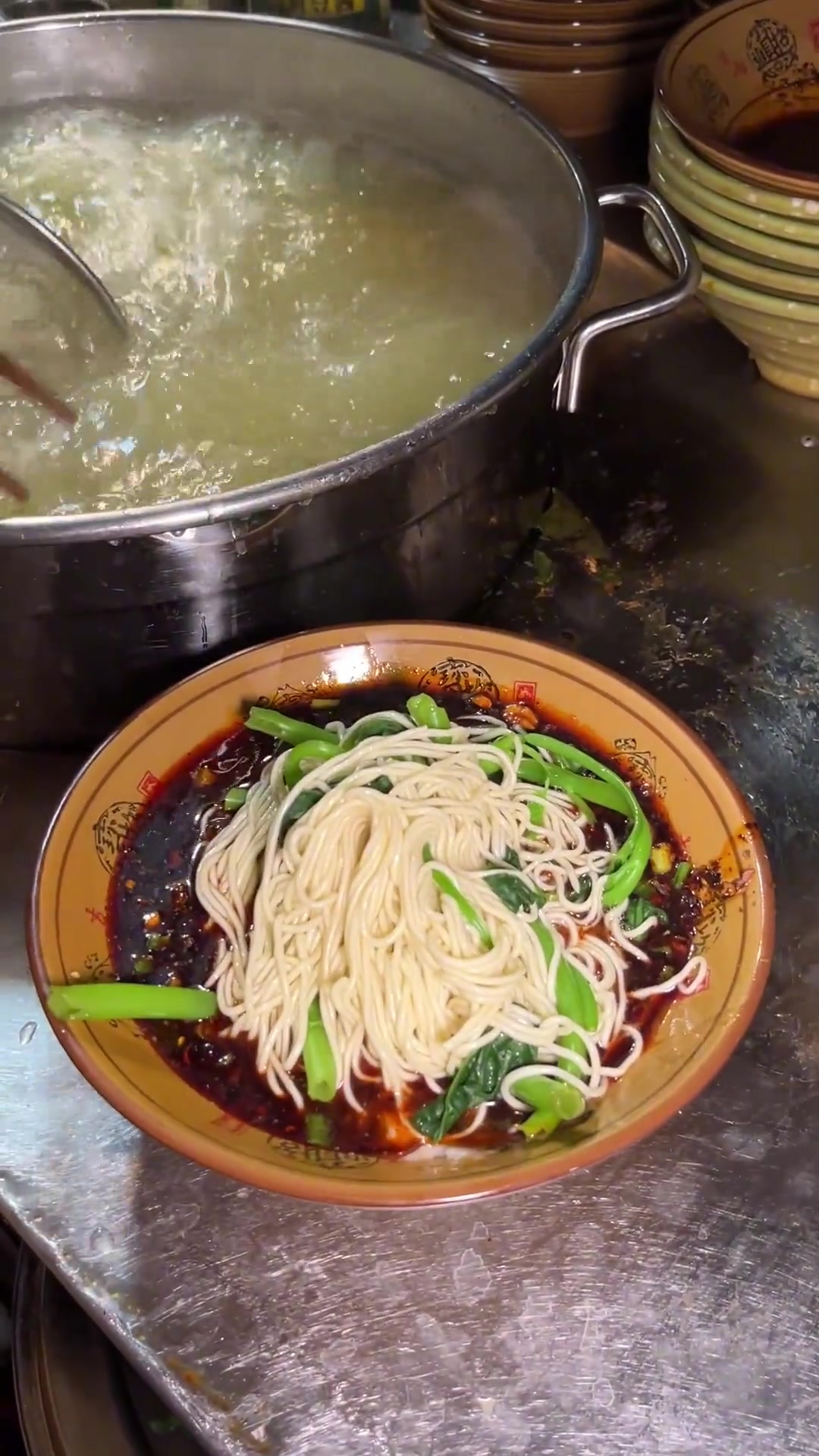 一碗麻辣香醇的杂酱面重麻辣的「夜小面」只开晚上一口入魂