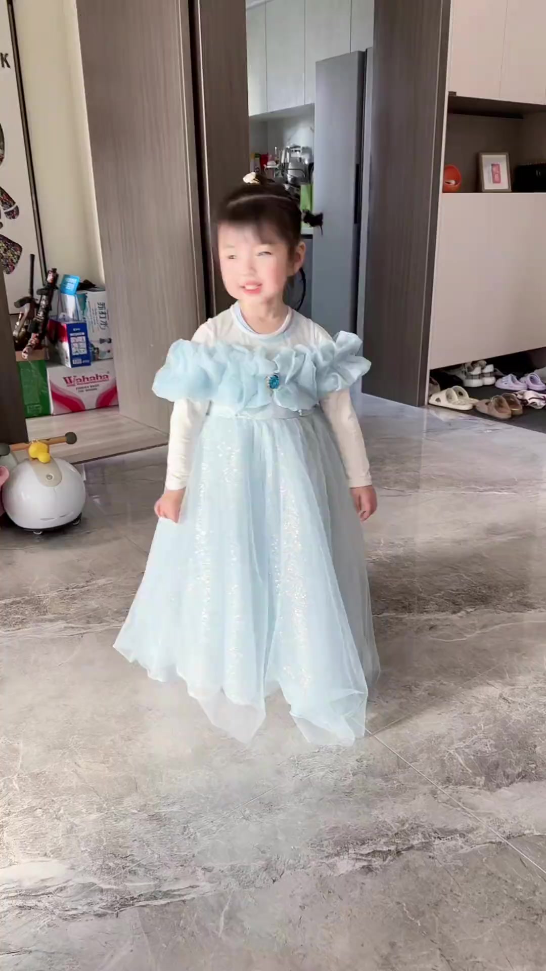 天天要穿艾莎公主裙,天天说自己是公主