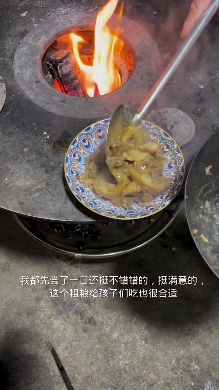 花好的柴火又没了,今天又和老公一起花了半堵墙,回家烧洋芋,发面捏窝窝头吃第一次弄,弄的不像