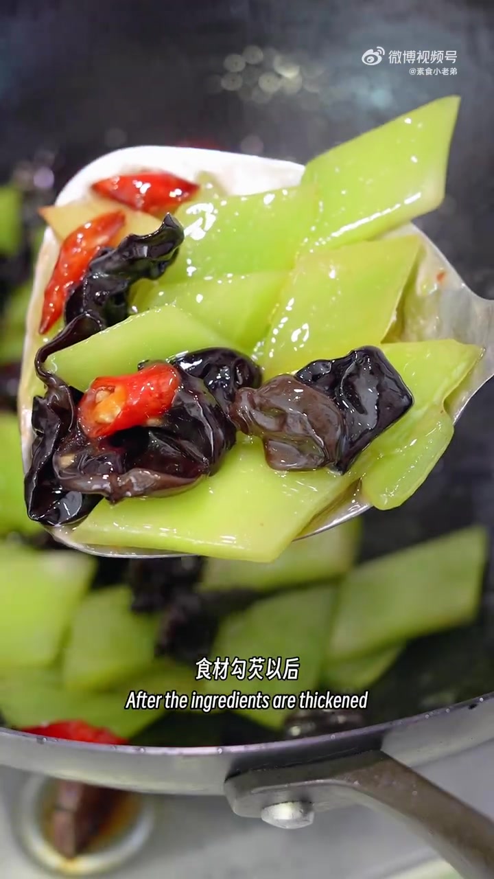 纯素家常菜「莴笋炒木耳」清香爽口,简单美味