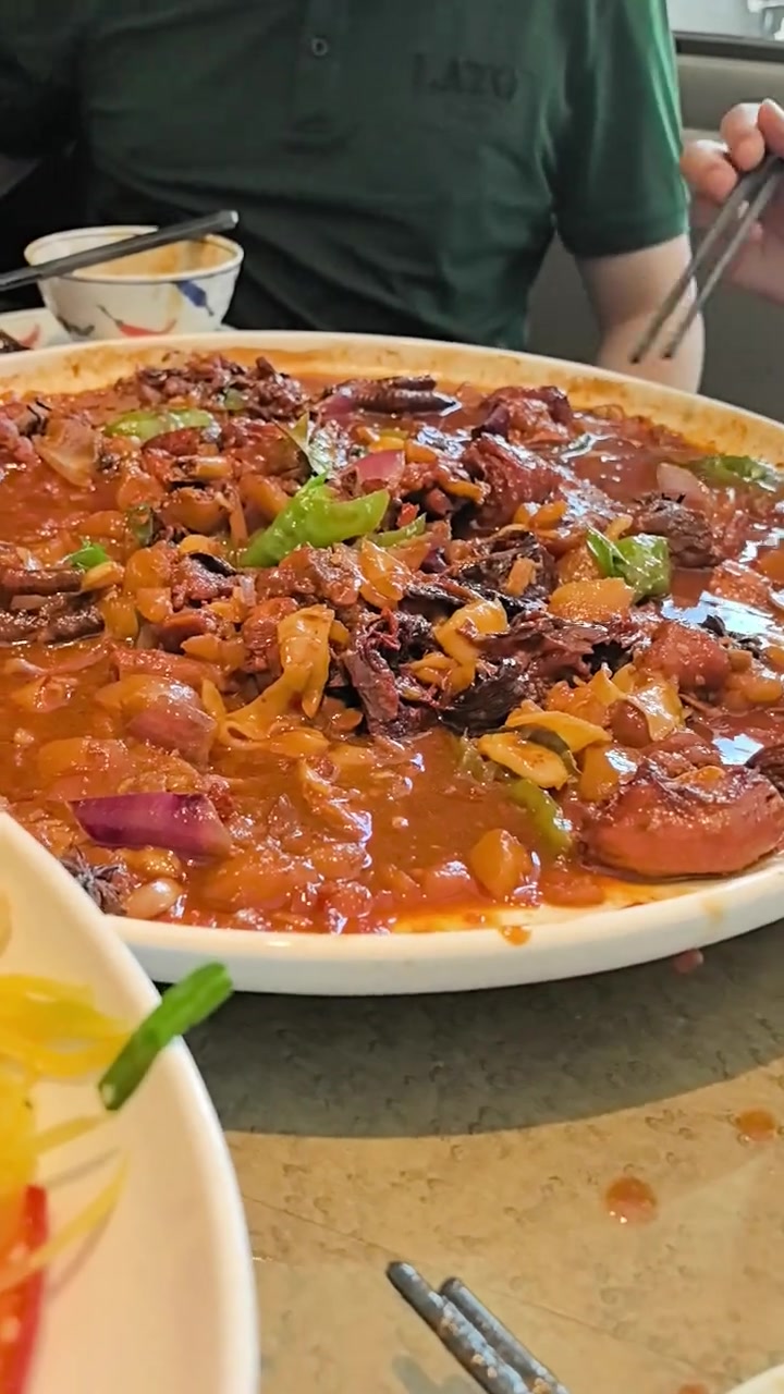 这大盘鸡的盘子和味道把人给拿捏住了!在青岛品到了新疆味儿!