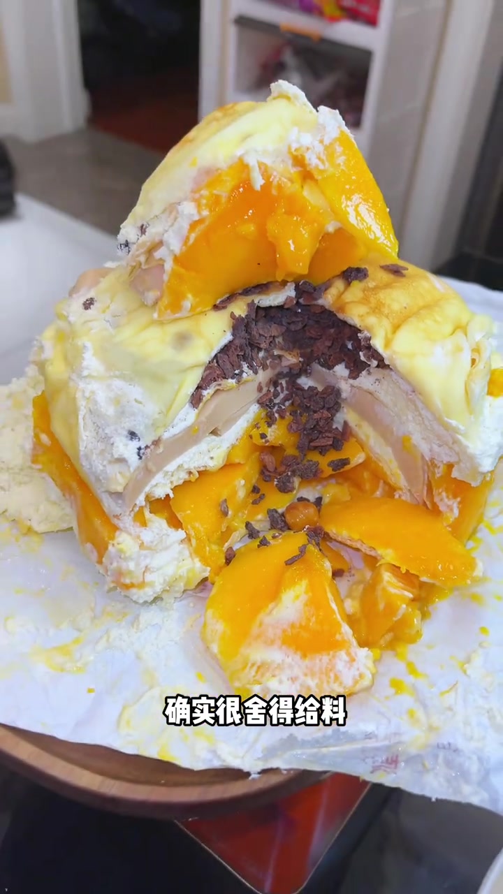 吃了肉酱炸鸡披萨,窑鸡王,鲜肉云吞,黑芝麻蛋糕盒子,水果千层,碱水包,炒方便面,西红柿炒蛋