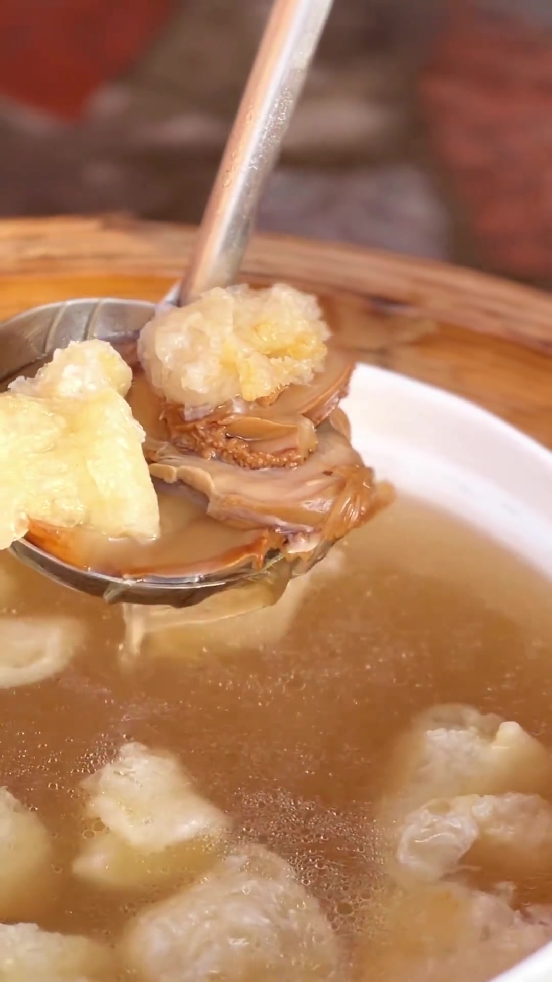 吴川年例菜之全家福汤:鲍参翅肚,鲜香爽口