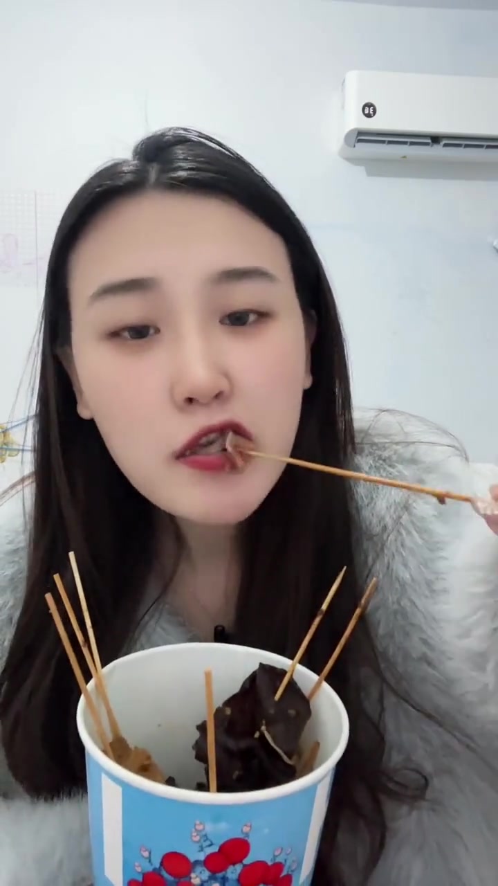 热卤串串配喜茶青汁多肉葡萄,超赞!