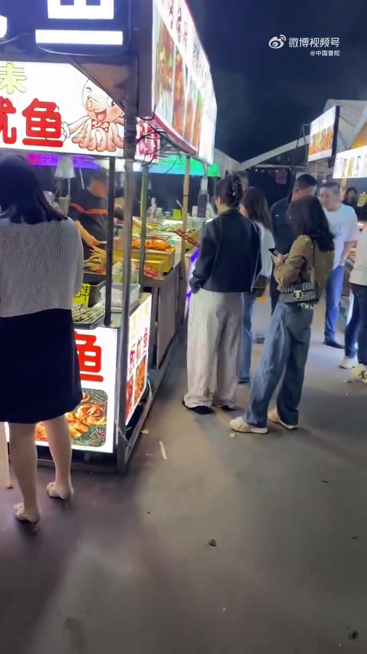 挖到宝了!舟山小干岛夜市直接封神!夜幕降临后,霓虹与烟火交织,整条街都飘着勾人馋虫的香气!