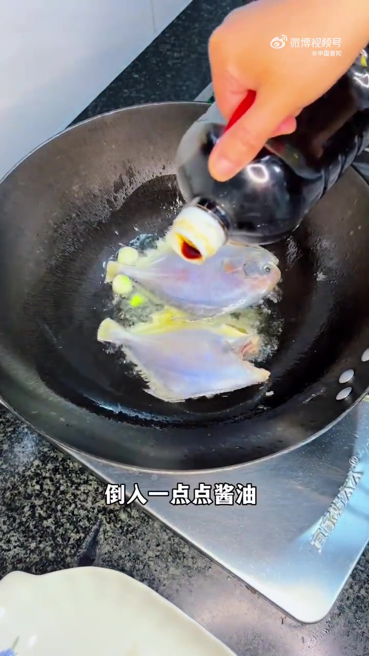「绝了!这道土豆鲳鱼,简单到有手就行!」美食爱好者们,今天给大家分享一道超简单的家常菜——