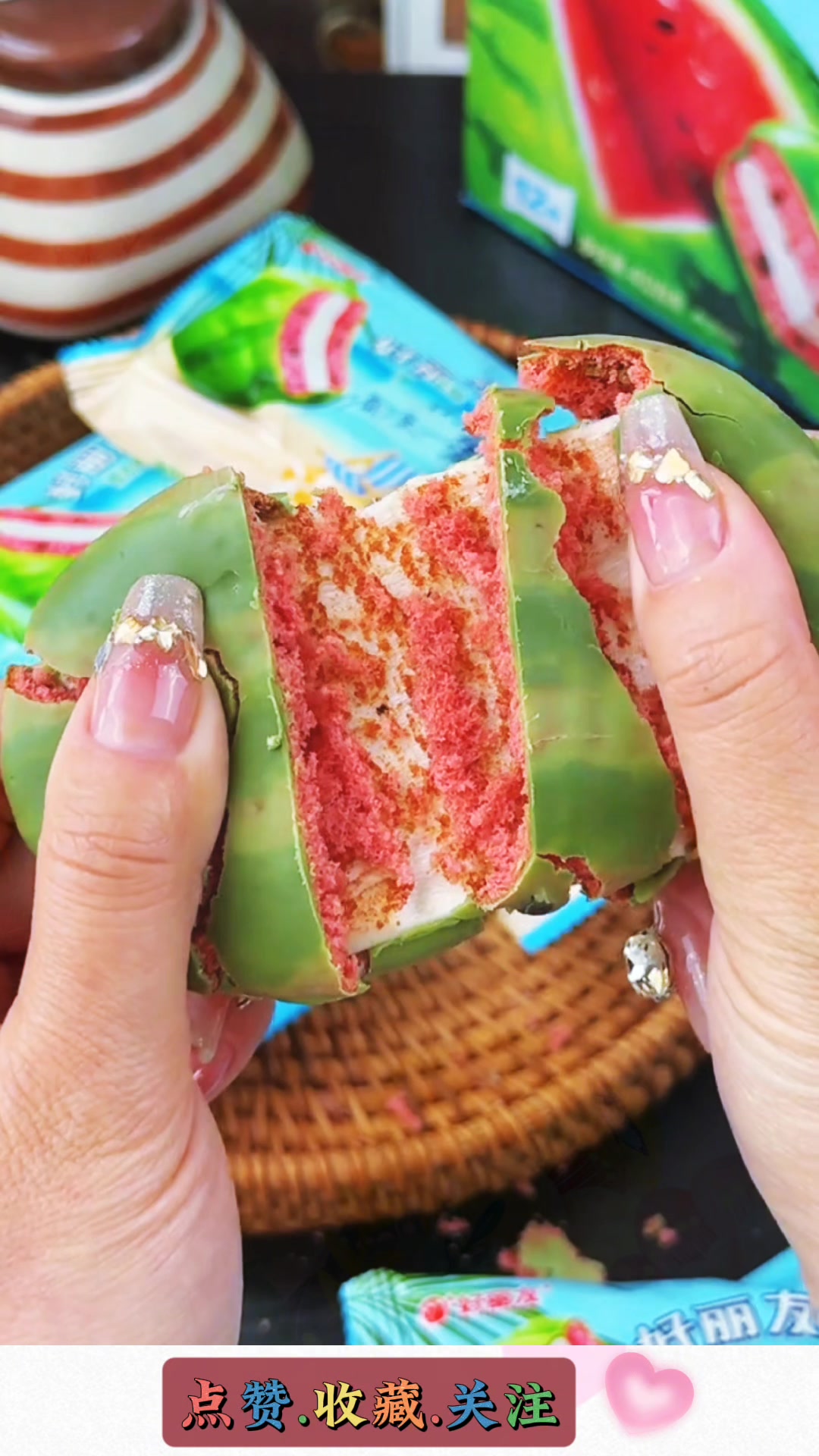 冷冻后的好丽友西瓜派，口感像冰淇淋，夏日消暑就选它！
