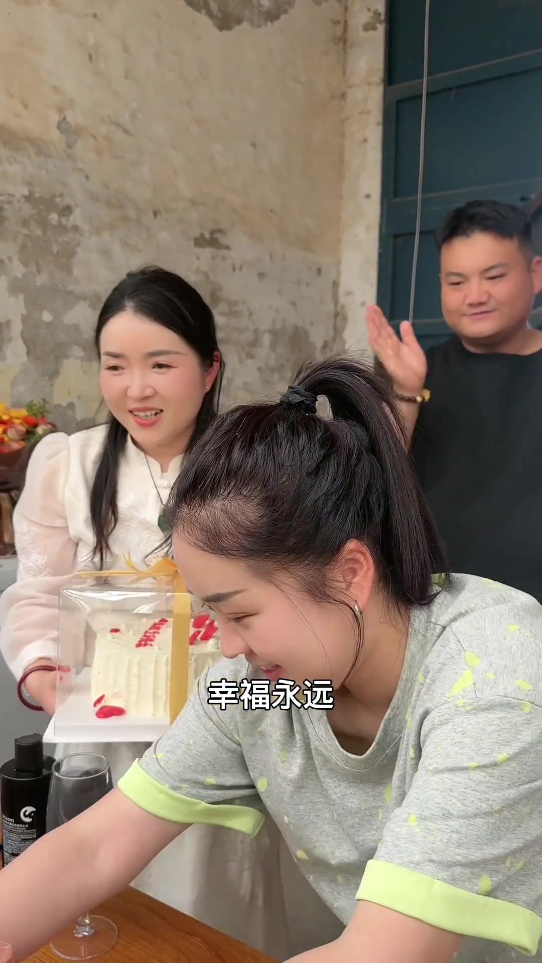 姐姐生日快乐,愿你生活如蛋糕般甜蜜幸福