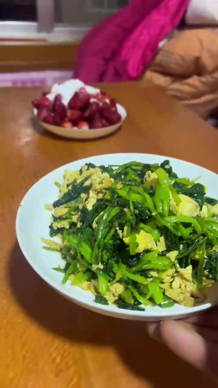 孙媳妇叫爷爷早早上来啦!二人又说又笑的,孙媳妇又干饺子!马荠菜猪肉饺子!爷爷说好味,水灵灵