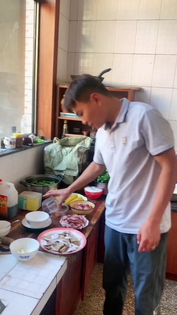 祝自己又长大一岁,女友做一大桌子菜让朋友来玩