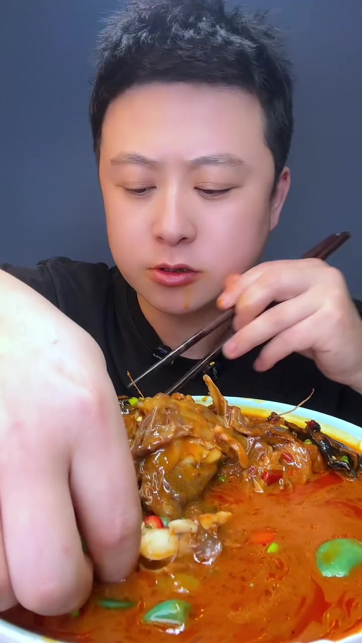 安康鱼好臭!好几天没梳,先给它梳个头
