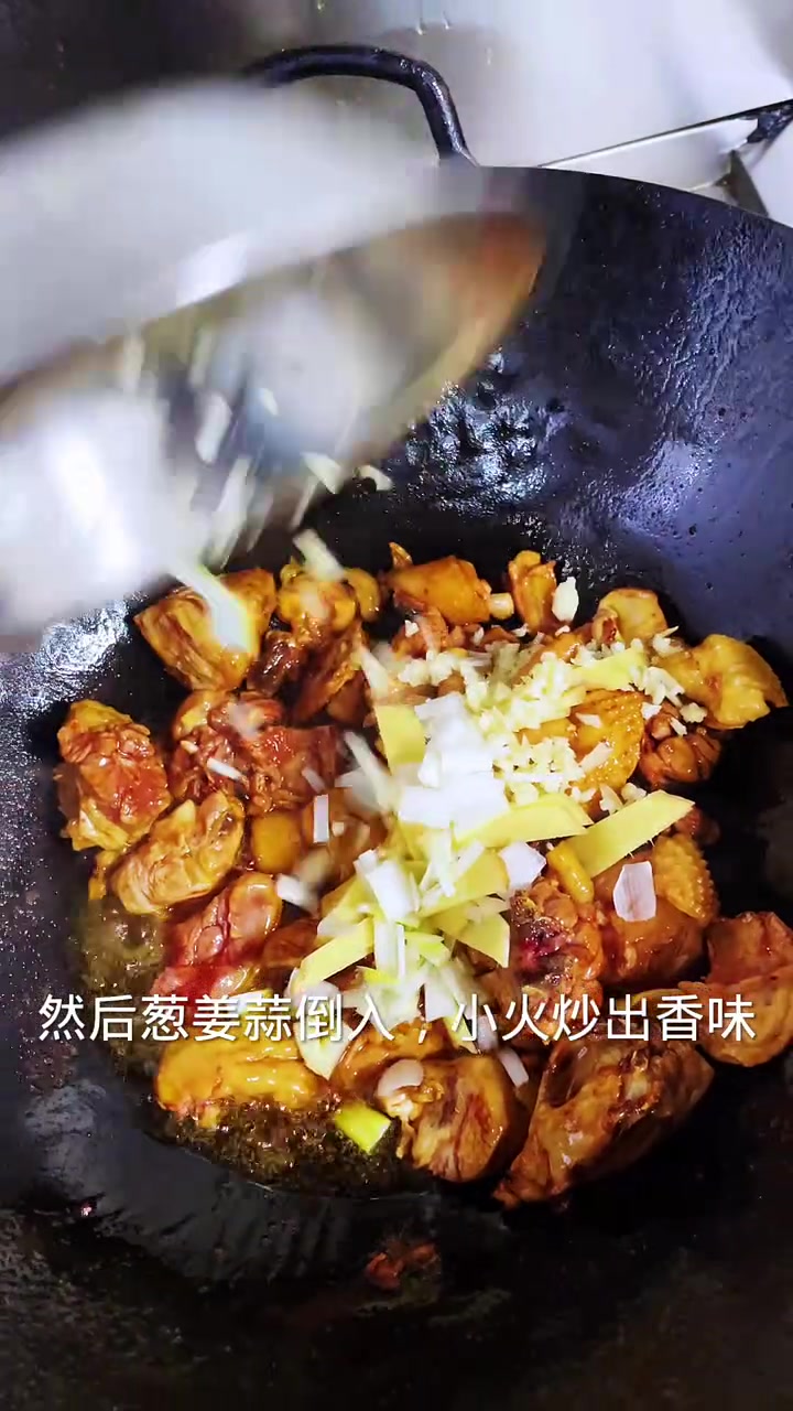 玉米炒鸡是家里来客餐桌上必备的美食之一,做法简单而且好吃