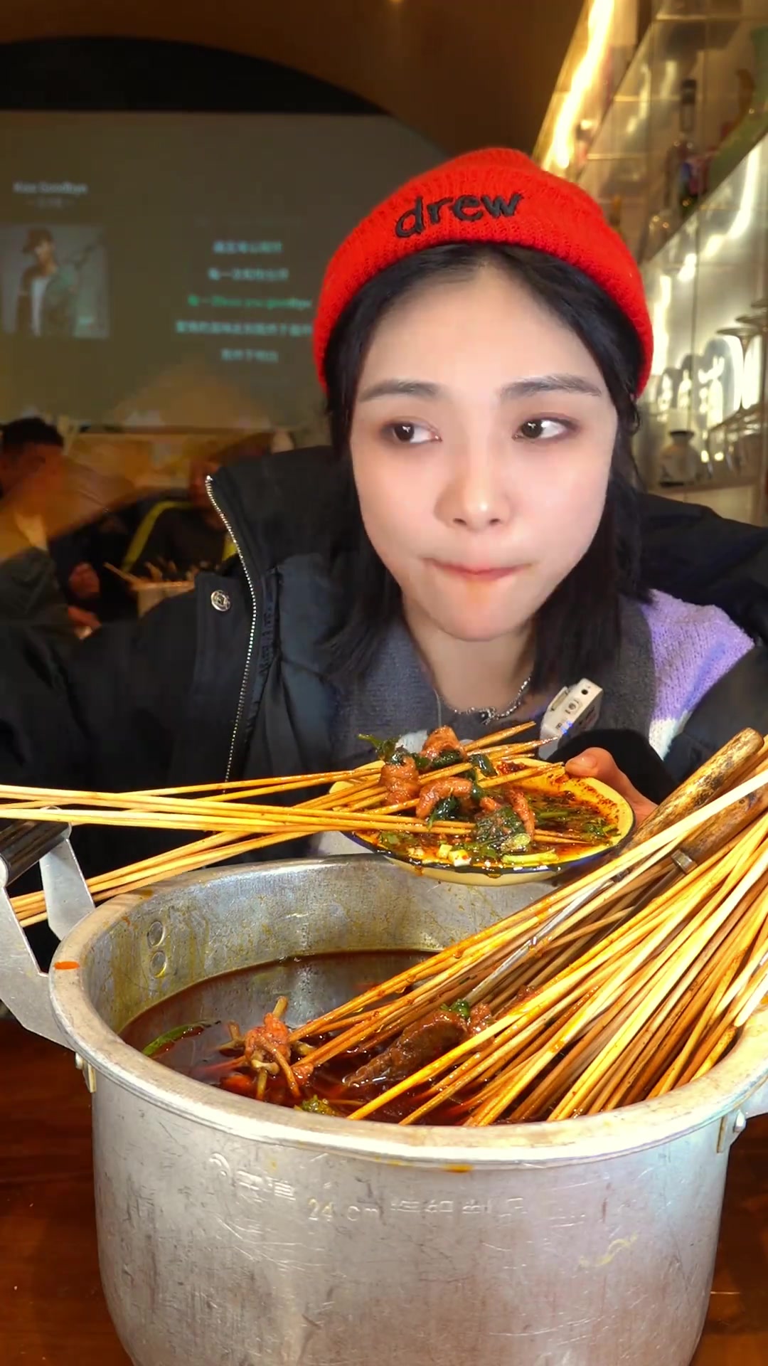 来成都怎能不吃爽辣冷锅牛油串串?千层肚鸭肠当面嗦!巴适!