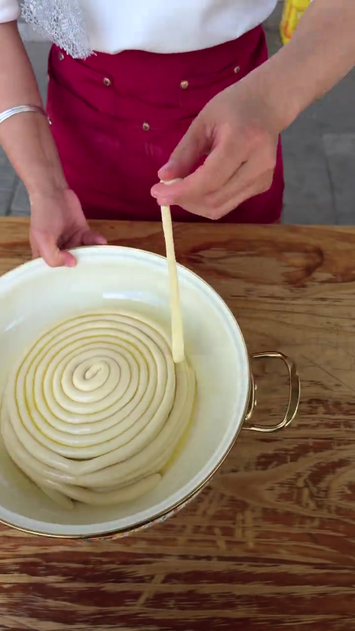 劳作后的餐食总带着阳光的余温,一碗酸菜肉拌面,已是高级料理!
