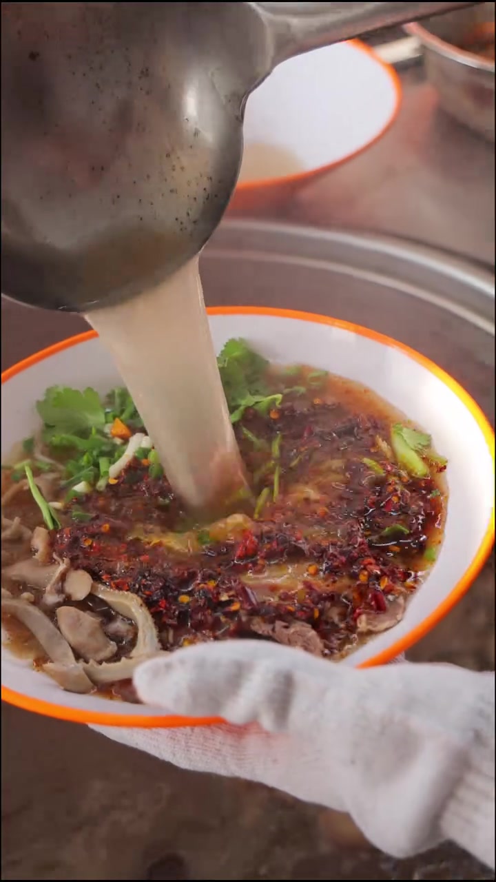 500万过气网红摆摊卖羊肉粉,没想到来了这么多家人 莽一嘴羊肉粉