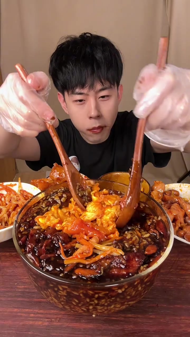 可乐鸡翅烫饭邂逅飙汁脆皮炸鸡腿!