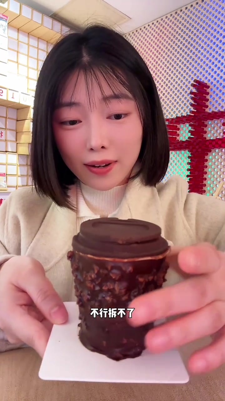 48元一个的巧克力提拉米苏杯,造型真的好逼真,居然连盖子都能吃～