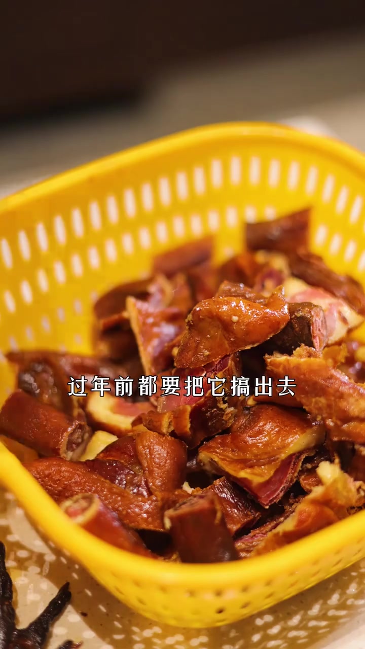 这道干锅腊鸡,绝对是味蕾的救星。精选农家散养土鸡,经传统工艺腌制烟熏,成就独特腊香