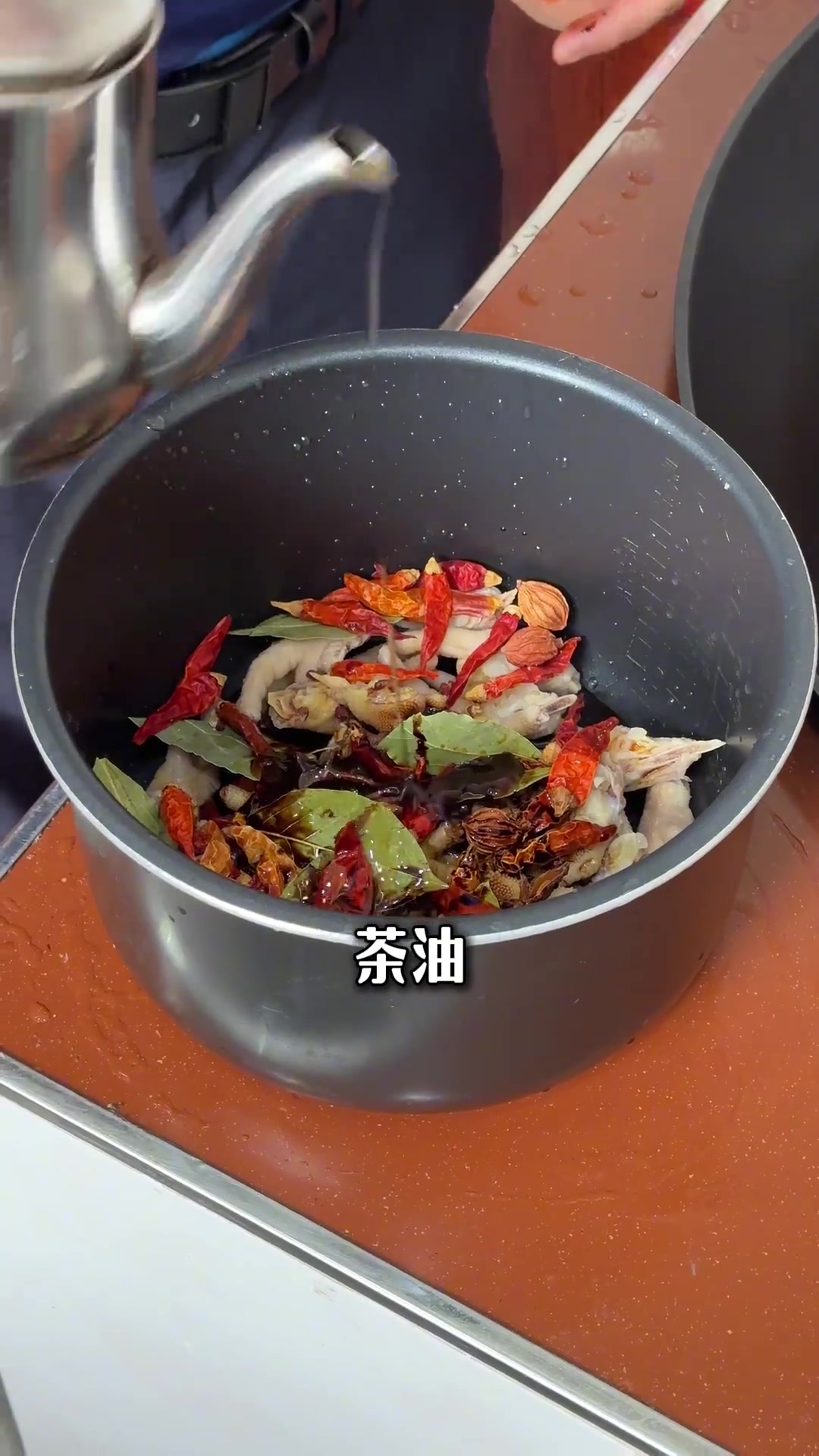 听说外国人他们不吃鸡脚和鸭脚,我觉得他们那是没有吃过我们的江西小炒招牌做法