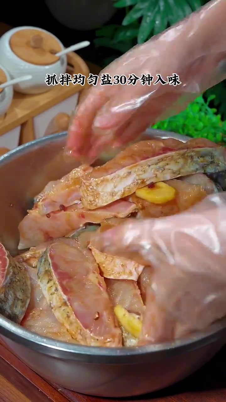 香炸鱼块,像我这样炸出来的鱼块外酥里嫩,入味又多汁,干吃烩菜特别都好吃