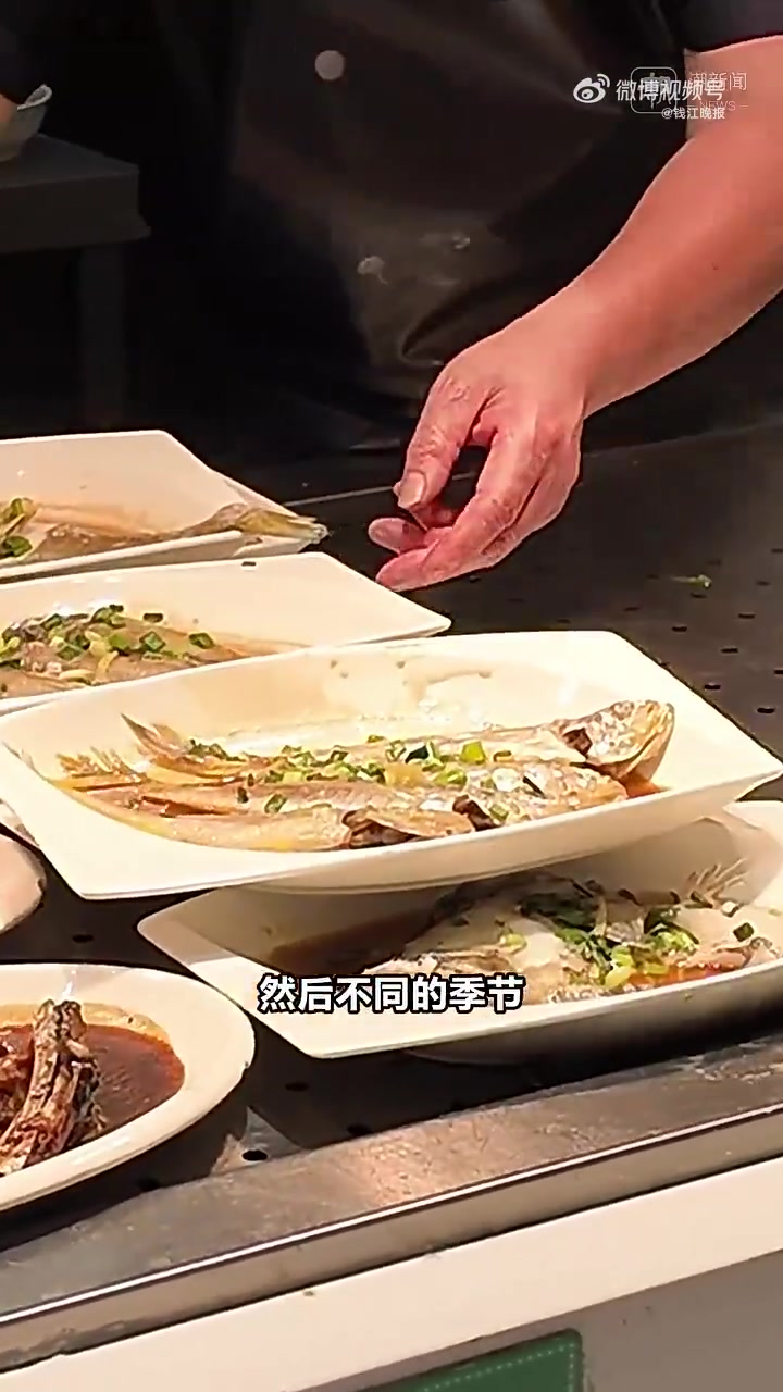 今年5月1日起,杭州社区食堂向社会开放。杭州上城区一家社区食堂经理表示,菜价位在3到15元
