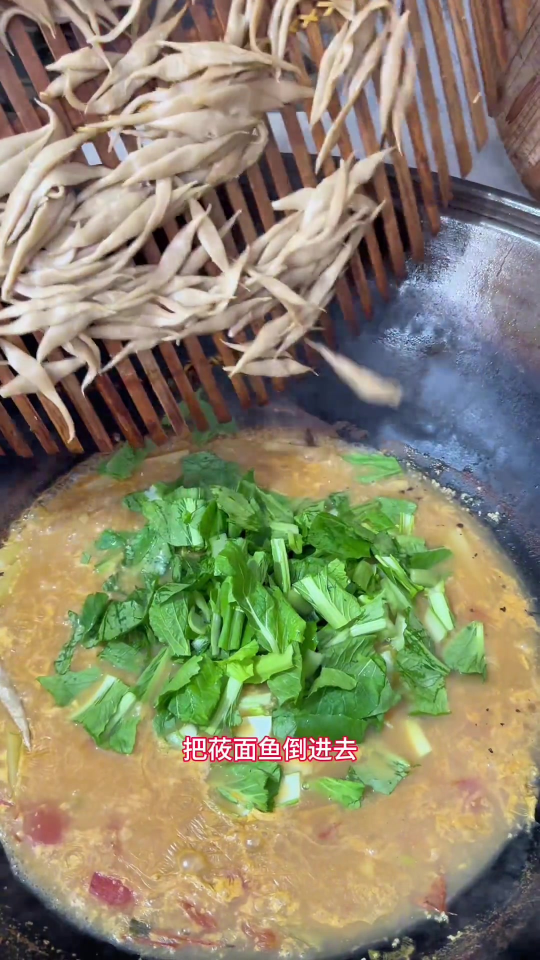 给姥姥做传统美食鱼儿钻沙,体验乡村生活的温馨时光