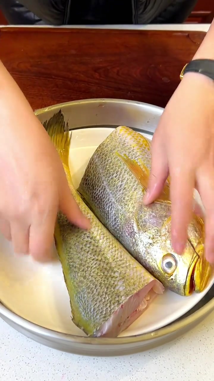 东海野生大黄鱼!像黄金一样金灿灿的,用咸菜来清蒸尝尝味道如何