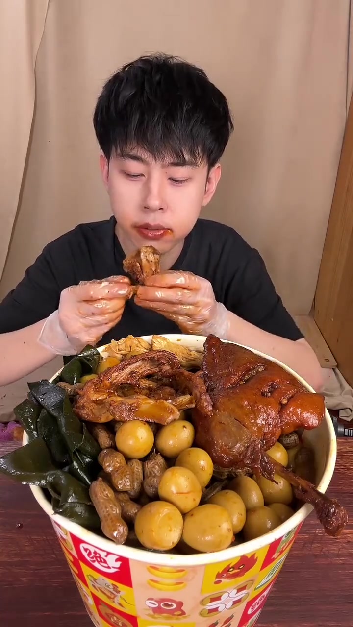 今天吃新疆爆辣炒米粉和一大桶鸭货!