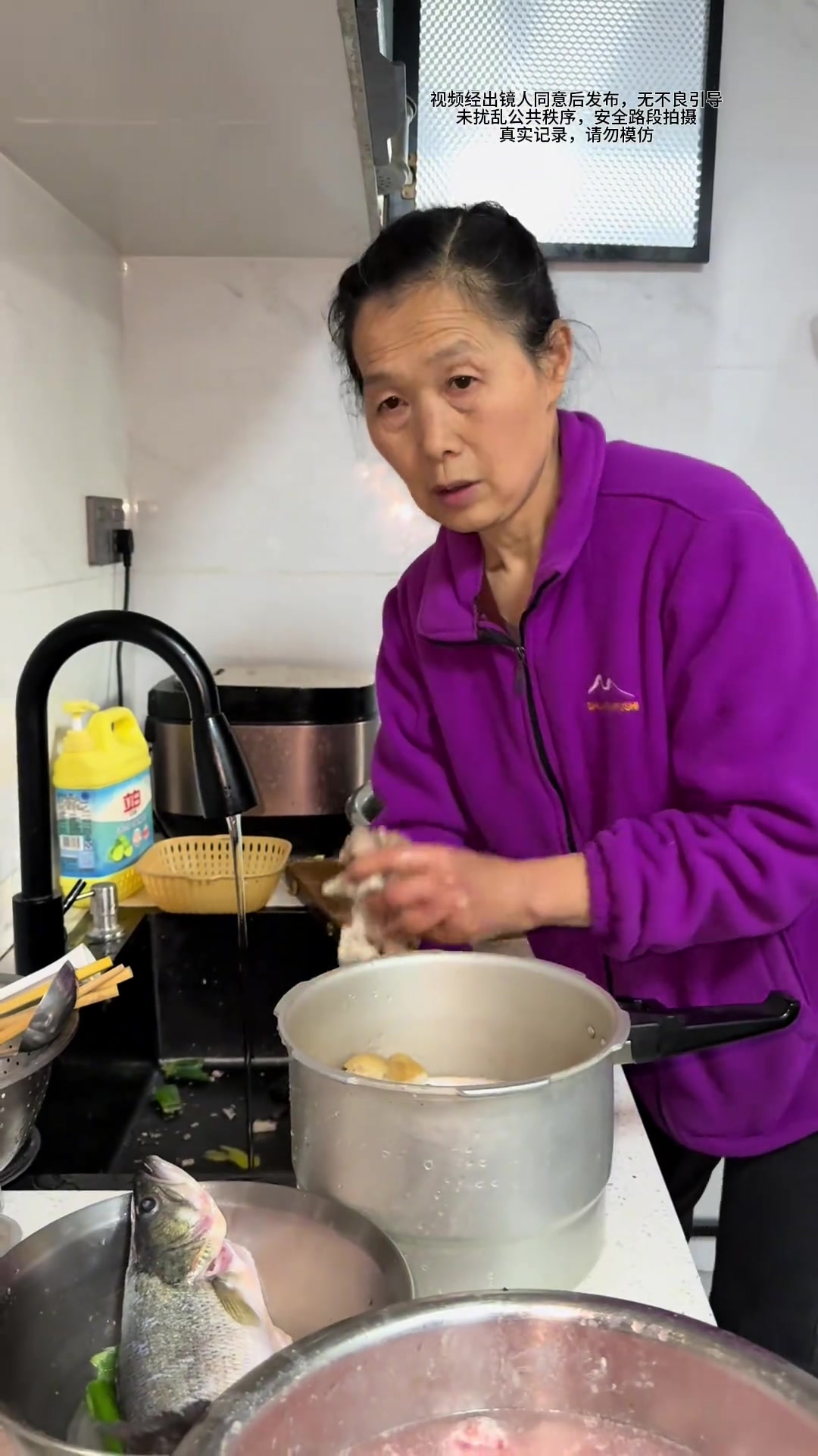 家政阿姨做的糖醋排骨猪蹄汤,见证四十年彼此信任的爱情