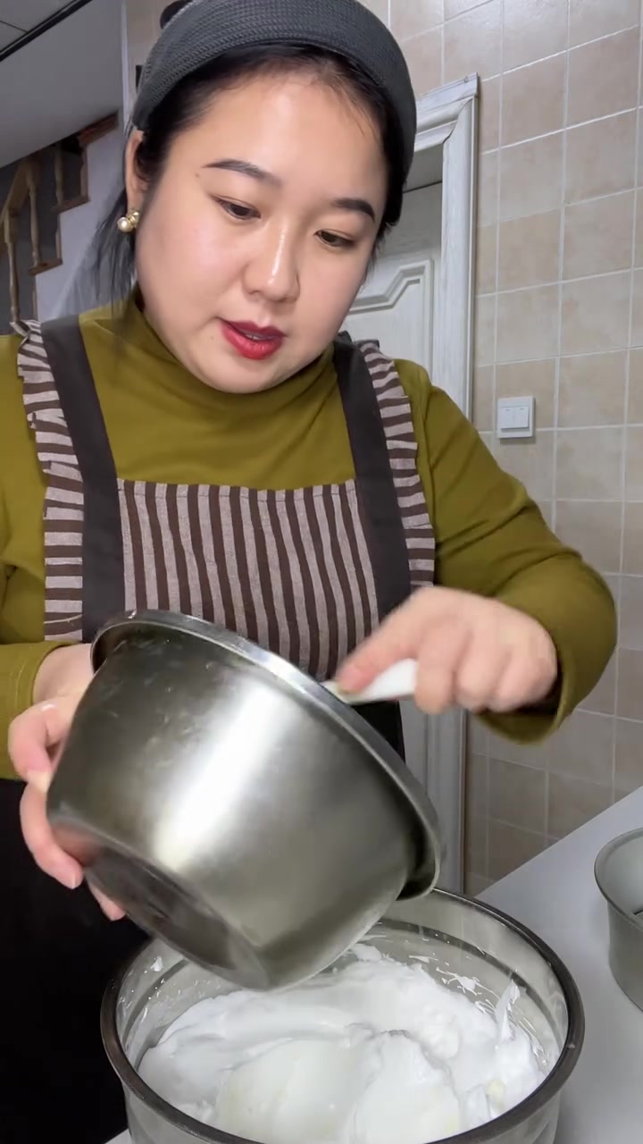 明天早上要给朋友做个10寸的生日蛋糕,今天晚上得提前把胚子烤出来,顺便把做法分享给大家