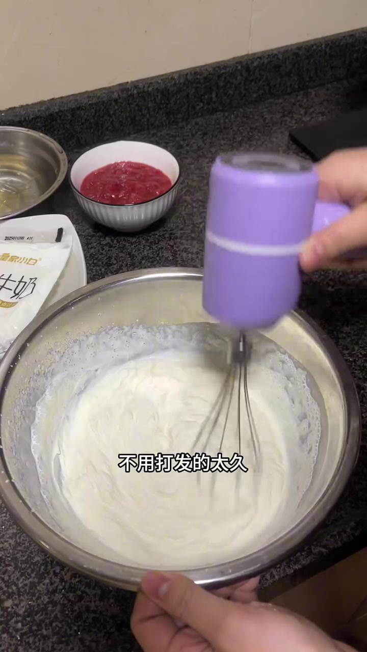 0难度0失败,在家就能自己做的草莓慕斯蛋糕