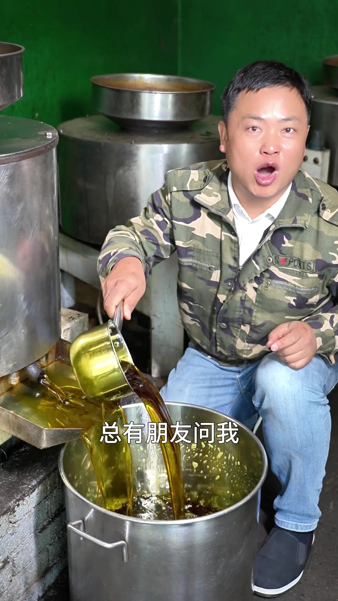 2025年新鲜菜籽油来喽,炒香的菜籽在经过物理压榨,淌出来的就是黄生生,浓香四溢的菜籽油了