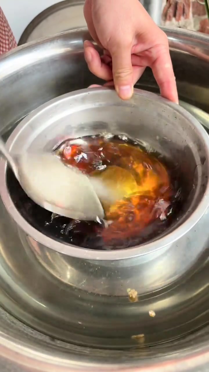 用两杯奶茶的钱买了点水果凉拌,在广西这样吃的水果很常见,很好吃