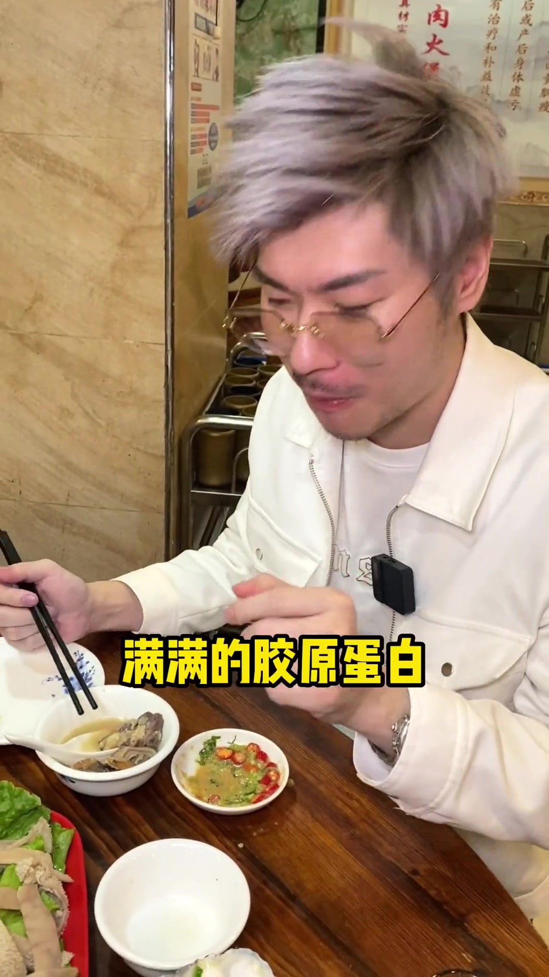 开始吃羊肉火锅了喂,这个汤加了鱼干真的很鲜甜,烧烤品类也是多得不得了