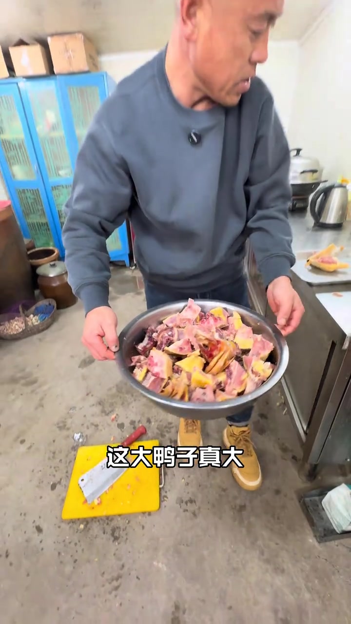 带你们看看东北猫冬,炖大飞鸭榛蘑土豆干