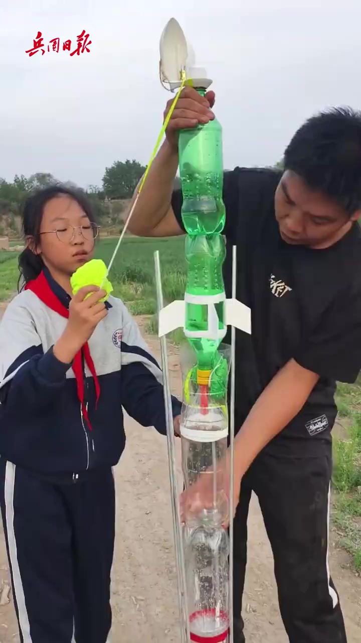 「好酷!在家自制水火箭与神二十一起登空」神舟二十号发射当日,一父亲陪伴11岁女儿亲手历时一