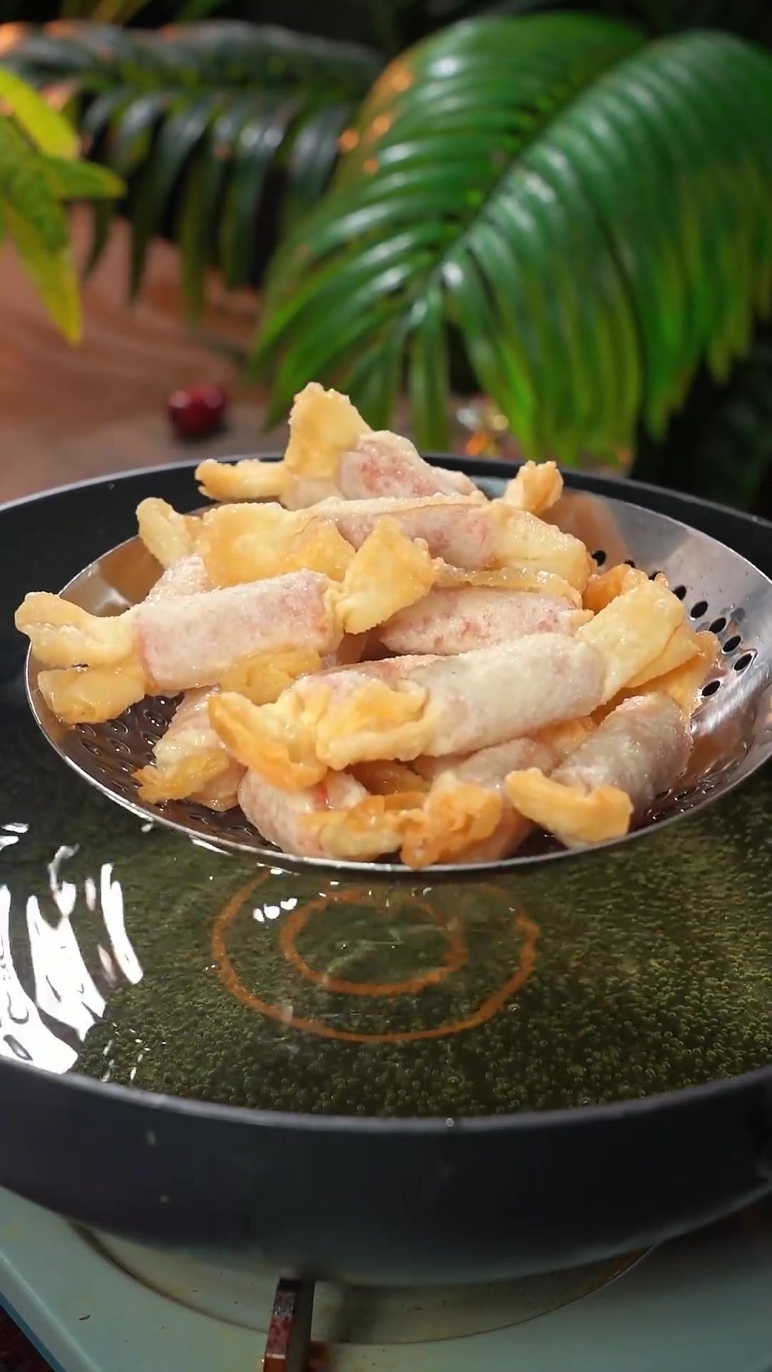 把馄饨皮放进油锅里炸一炸,出锅就是孩子爱吃的一道特色美食,酸甜可口,年夜饭餐桌上做上一道,