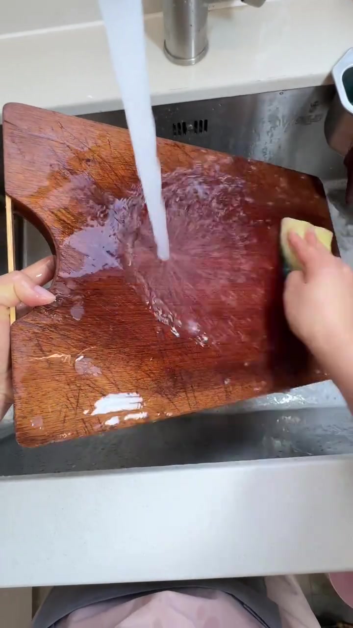 江苏媳妇下班给老公做饭～今天吃:油泼面+凉拌牛肉+爆炒肥肠