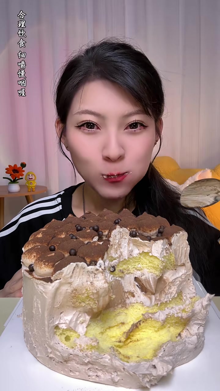 巧克力味的冰淇淋蛋糕也吃上啦!吃的时候就在想下次选什么口味哈哈哈、真的真的真的好好吃呀!