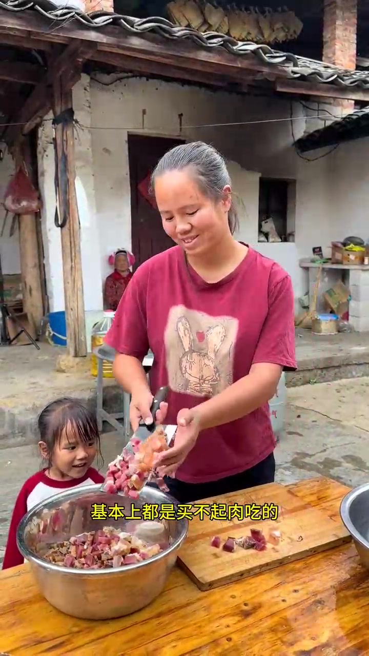 云南农村三年老腊肉今天把房子下面腊肉拿来做腊肉油辣椒了农村生活