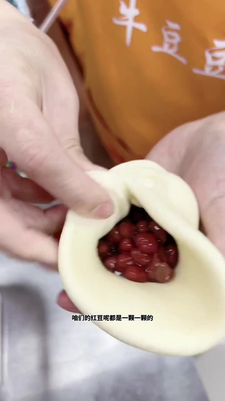 给大家分享一款带馅料的烤馒头做法流程