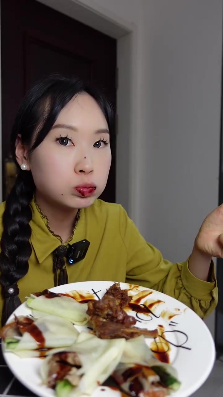 片皮烤鸭来啦,美味诱人,共享欢乐时光