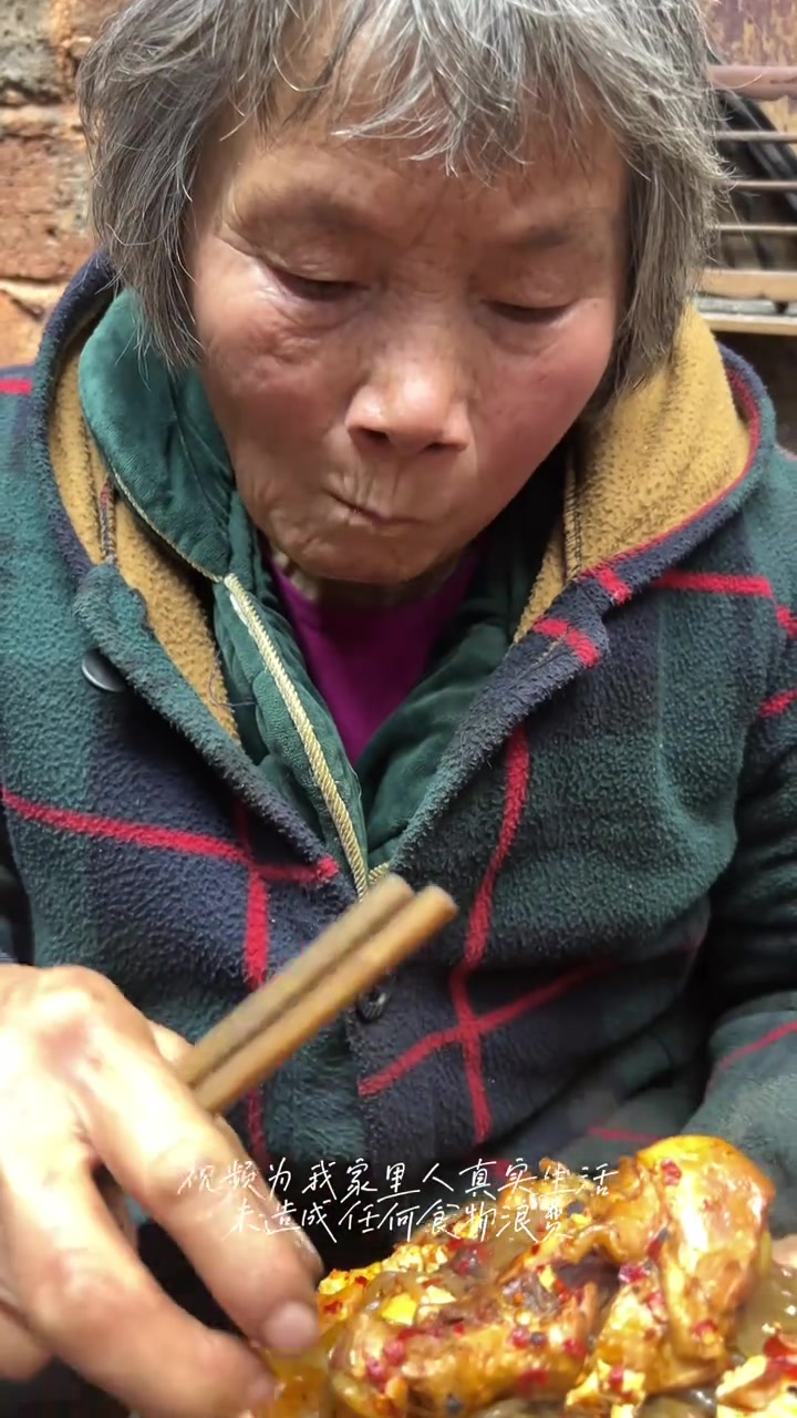 家人们,今天给老妈安排个可乐鸡腿「呲牙」「呲牙」「呲牙」农村就这生活,简简单单又是一餐