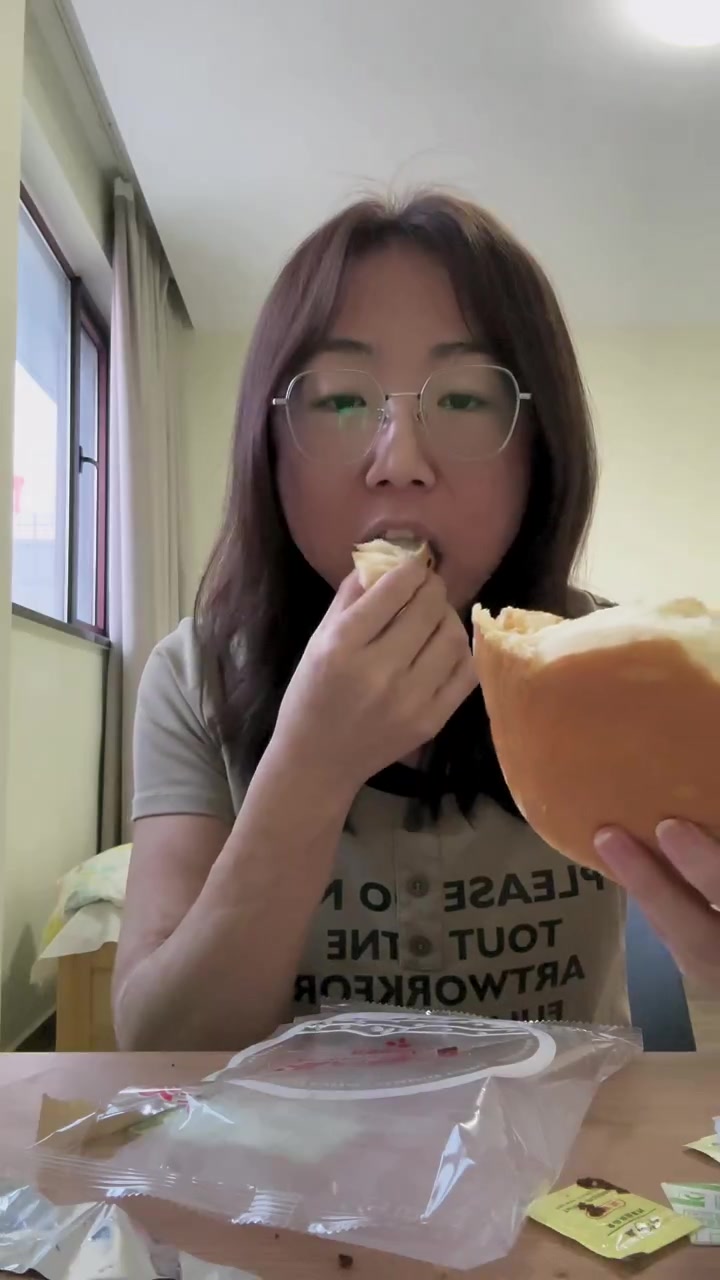 九种口味的面包,最喜欢芋泥和菠萝馅儿的,还有四份饺子