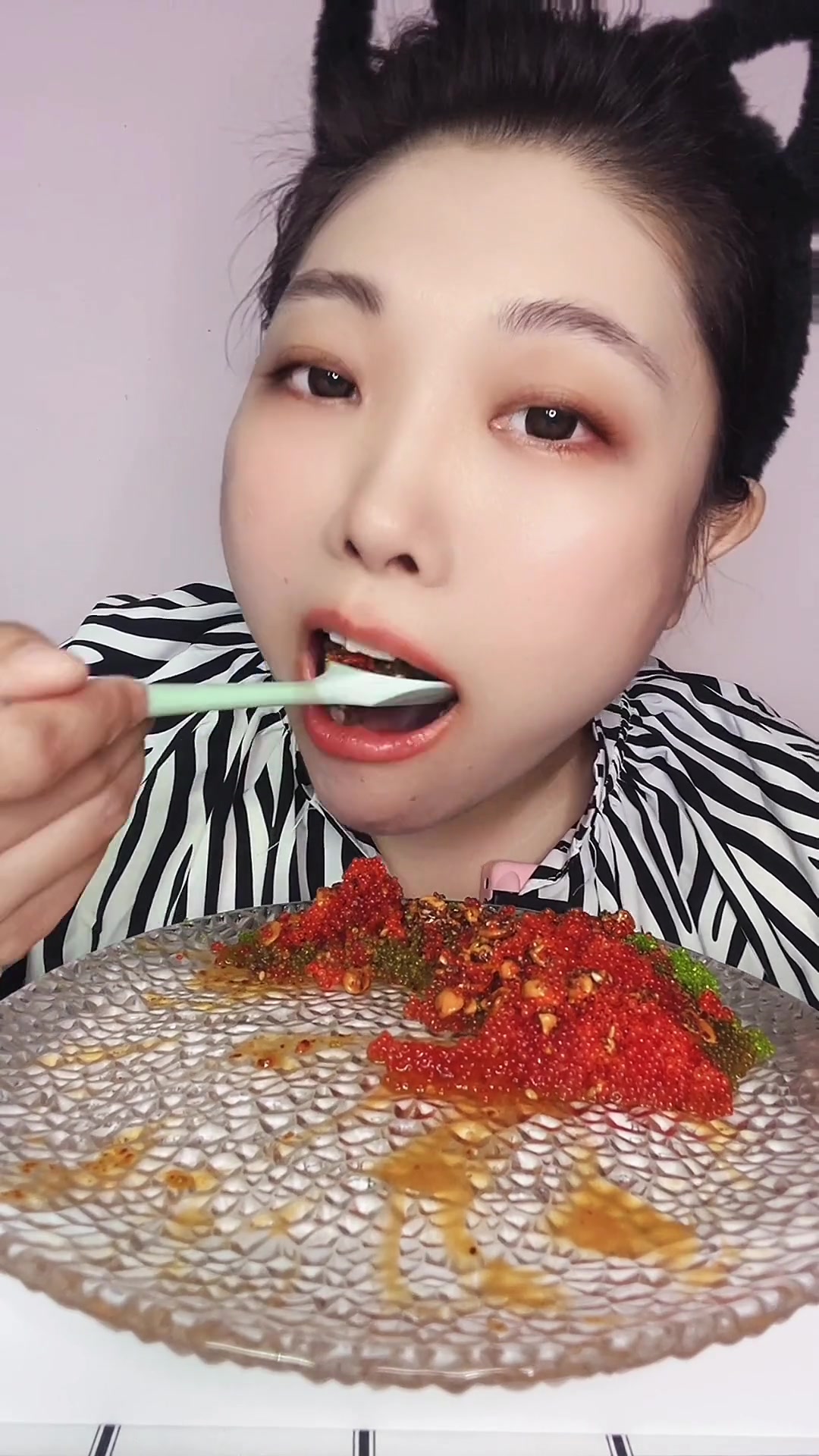 鱼籽辣酱串串虾,丈母娘酱、嘎嘣脆、蚕豆酱,佳天下坚果酱在中,别错过
