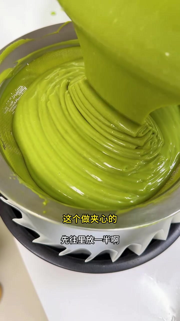 超详细的「开心果巴斯克蛋糕」全家老少都喜欢!升级的「草莓夹心开心果巴斯克」别有一番风味