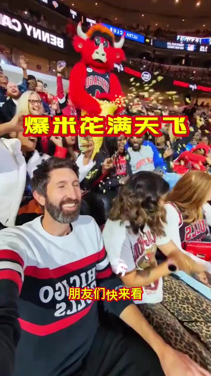 卡通人物撒爆米花,现场气氛火爆!朋友们快来围观!